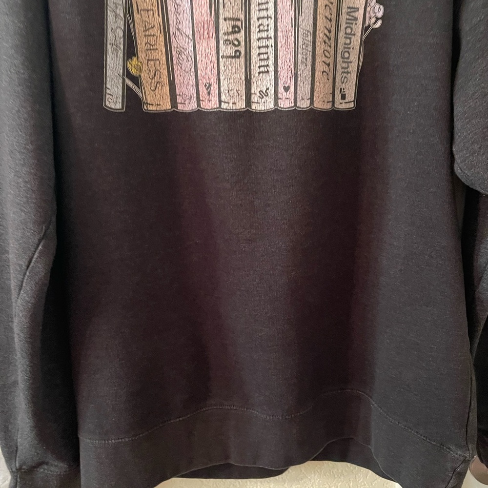 Plus Size Women’s Dark Gray Sweatshirt with Book Graphic size XL pre-owned - Picture 7 of 10